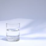 ガラスのコップに水が入っている